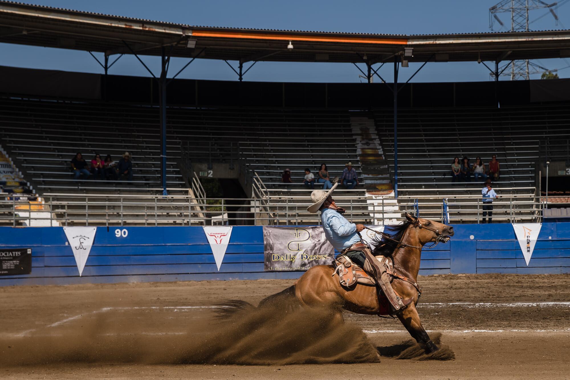 Un participante durante la parte de la Cala de Caballo del concurso de charrería en el Pico Rivera Sports Arena