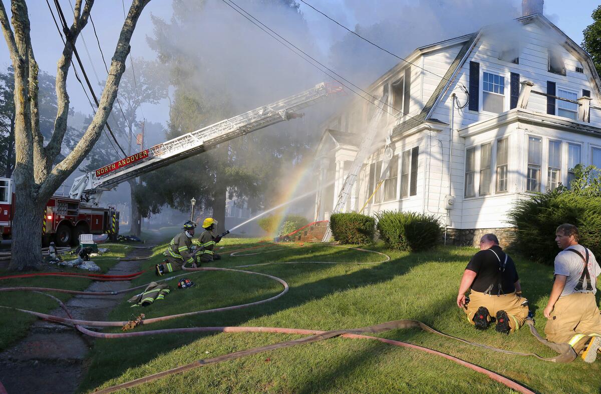 ARCHIVO - Bomberos combaten el incendio de una casa en North Andover, Massachusetts, EEUU, 