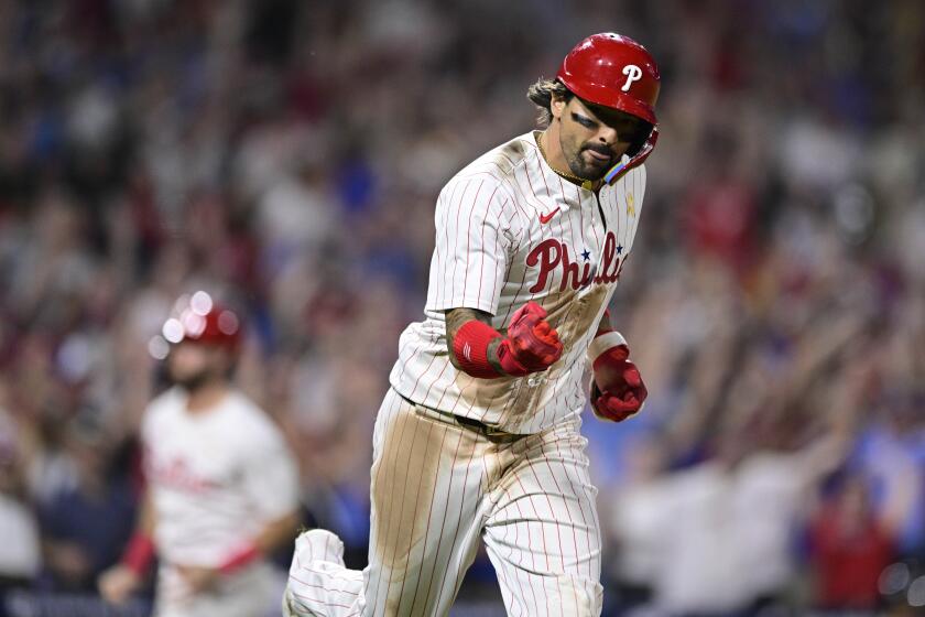 Nick Castellanos, de los Filis de Filadelfia, reacciona despues de conectar sencillo para dejar tendidos a los Bravos de Atlanta, durante la 11ma entrada del juego de béisbol del domingo 1 de septiembre de 2024, en Filadelfia. (AP Foto/Derik Hamilton)