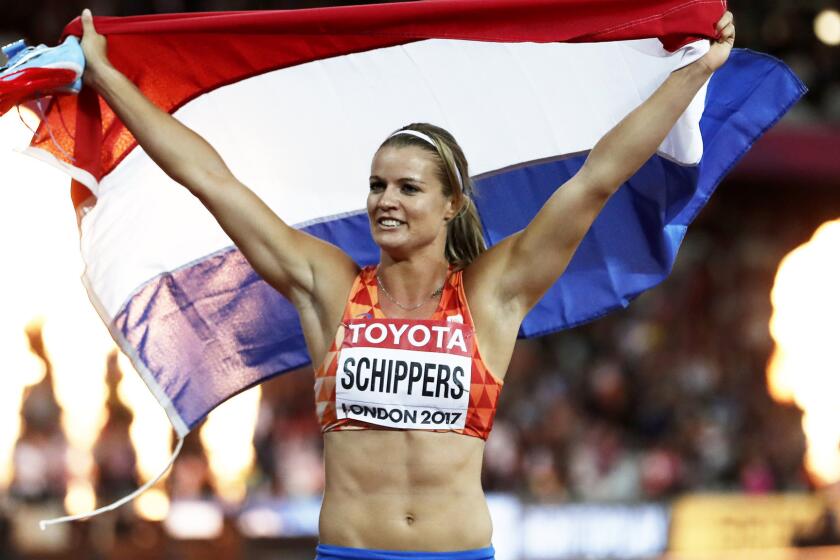 epa06139073 Dafne Schippers of the Netherlands celebrates after winning the women's 200m final at the London 2017 IAAF World Championships in London, Britain, 11 August 2017. EPA/IAN LANGSDON ** Usable by LA, CT and MoD ONLY **