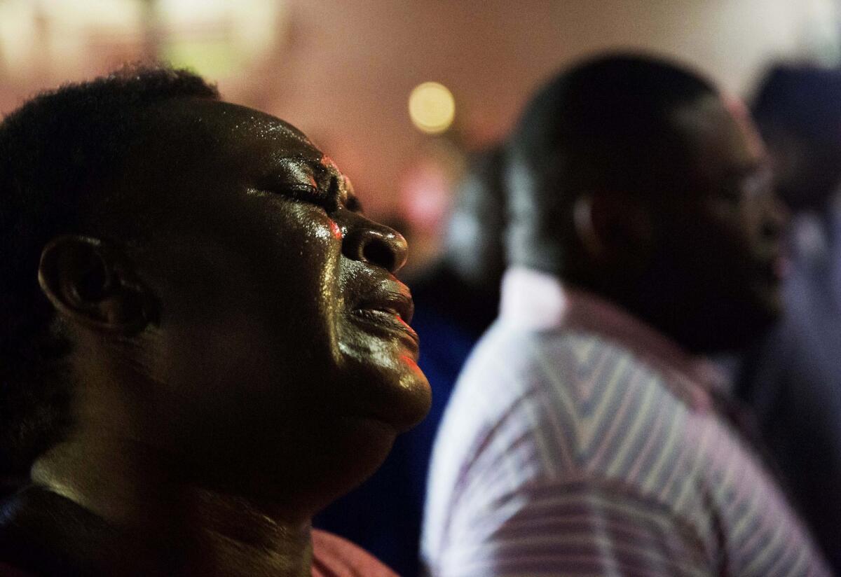 Lisa Doctor se une el jueves 18 de junio de 2015 a un círculo de oración en la calle de la Iglesia Emanuel AME luego del tiroteo del miércoles por la noche en Charleston, Carolina del Sur. (Foto AP/David Goldman)