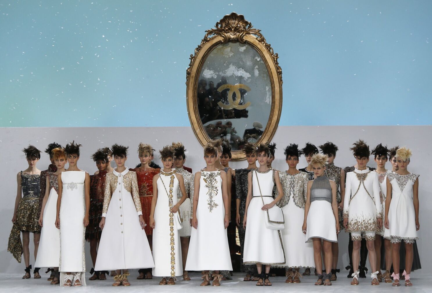 Dovenskab stavelse deltage Photos: Chanel Fall/Winter 2014 Haute Couture Collection - Los Angeles Times