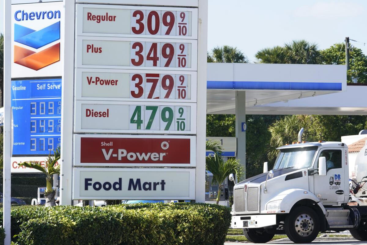 Los precios de la gasolina se ven en una gasolinera en Miami el 12 de diciembre de 2022.