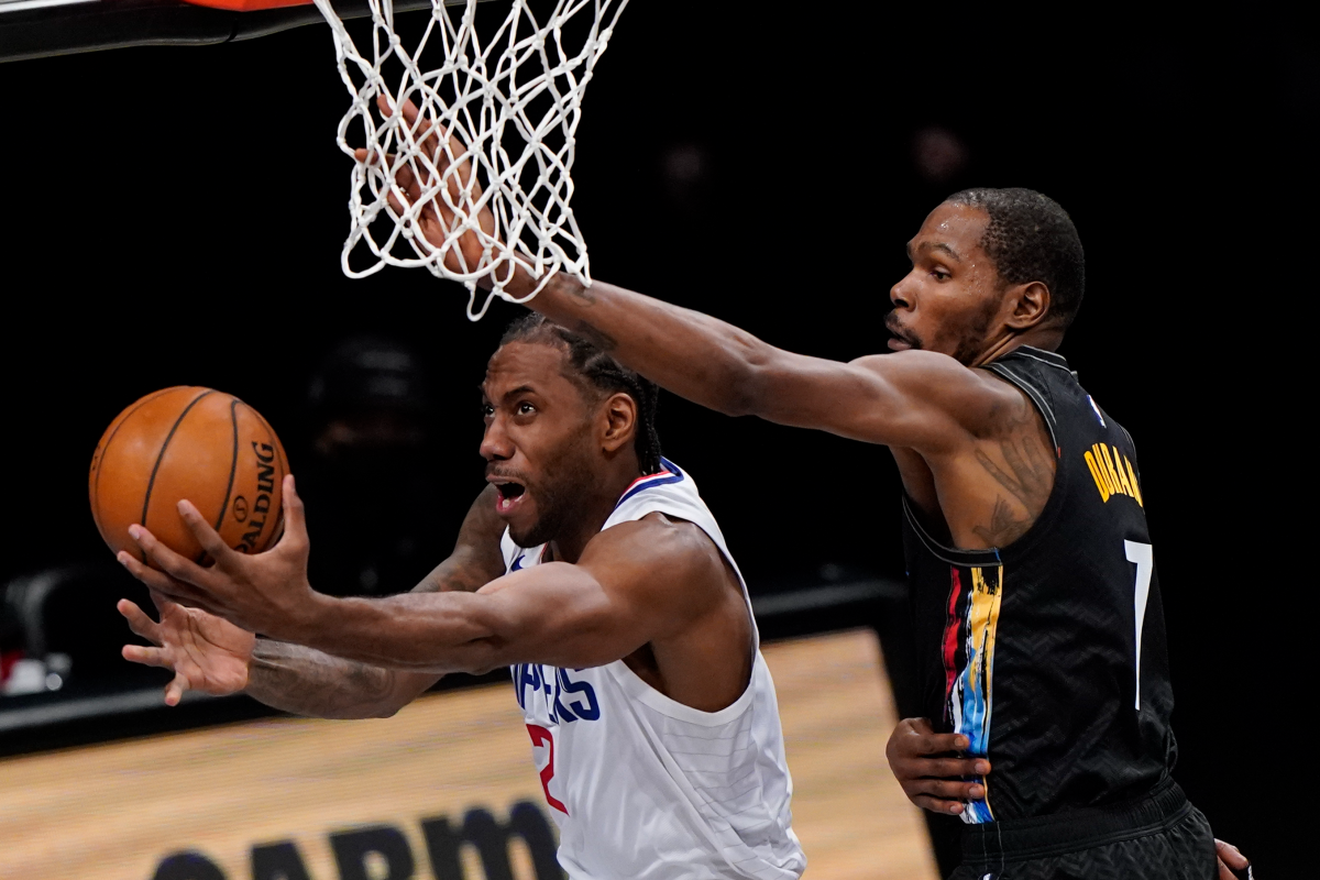 Kevin Durant defends against Clippers forward Kawhi Leonard.