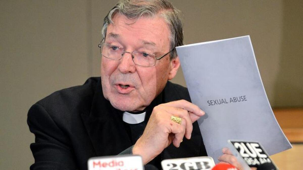 Una foto de archivo tomada en 2012 muestra al cardenal de Australia George Pell con la respuesta de la arquidiócesis católica a los abusos sexuales, durante una conferencia de prensa realizada en Sídney.