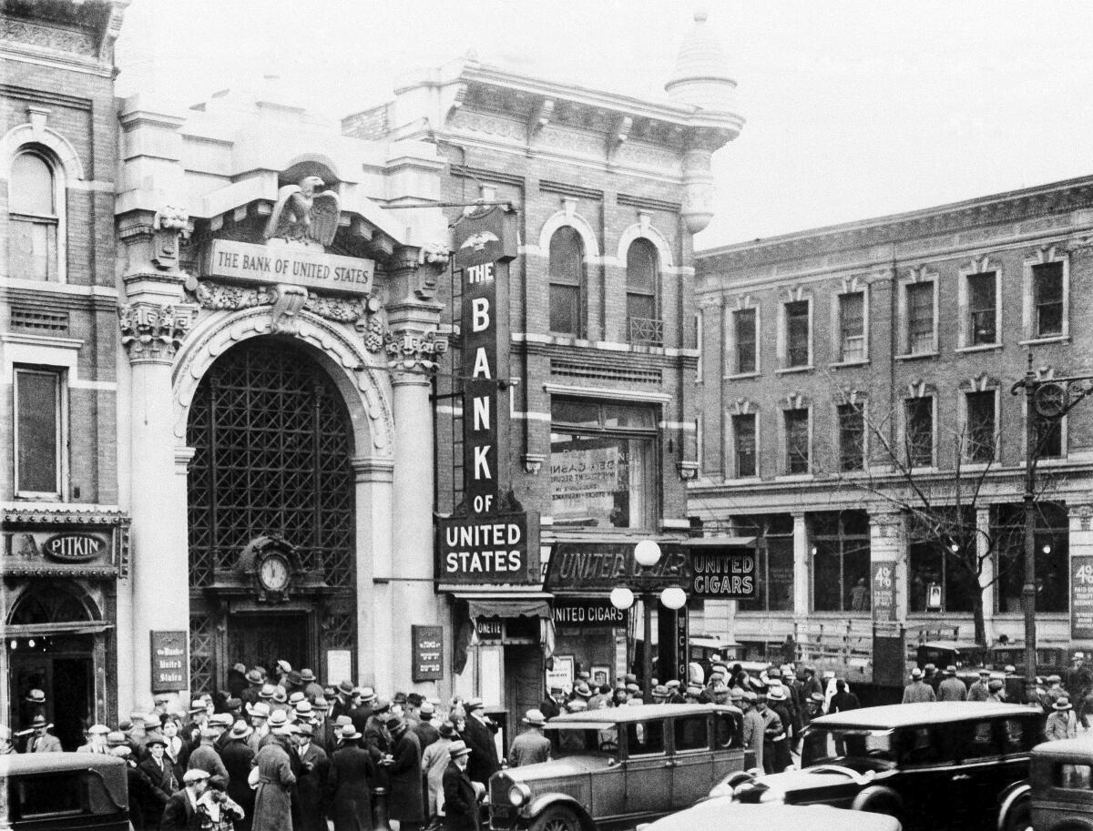 Archivo - Una multitud rodea una sucursal del Bank of the United States en el barrio neotorquino de Brownsville