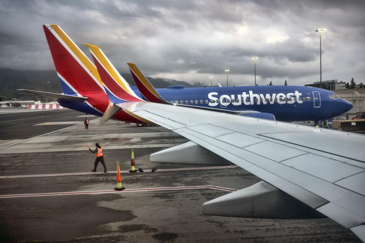 Un avión de Southwest Airlines en el aeropuerto Hollywood Burbank en Burbank, California,