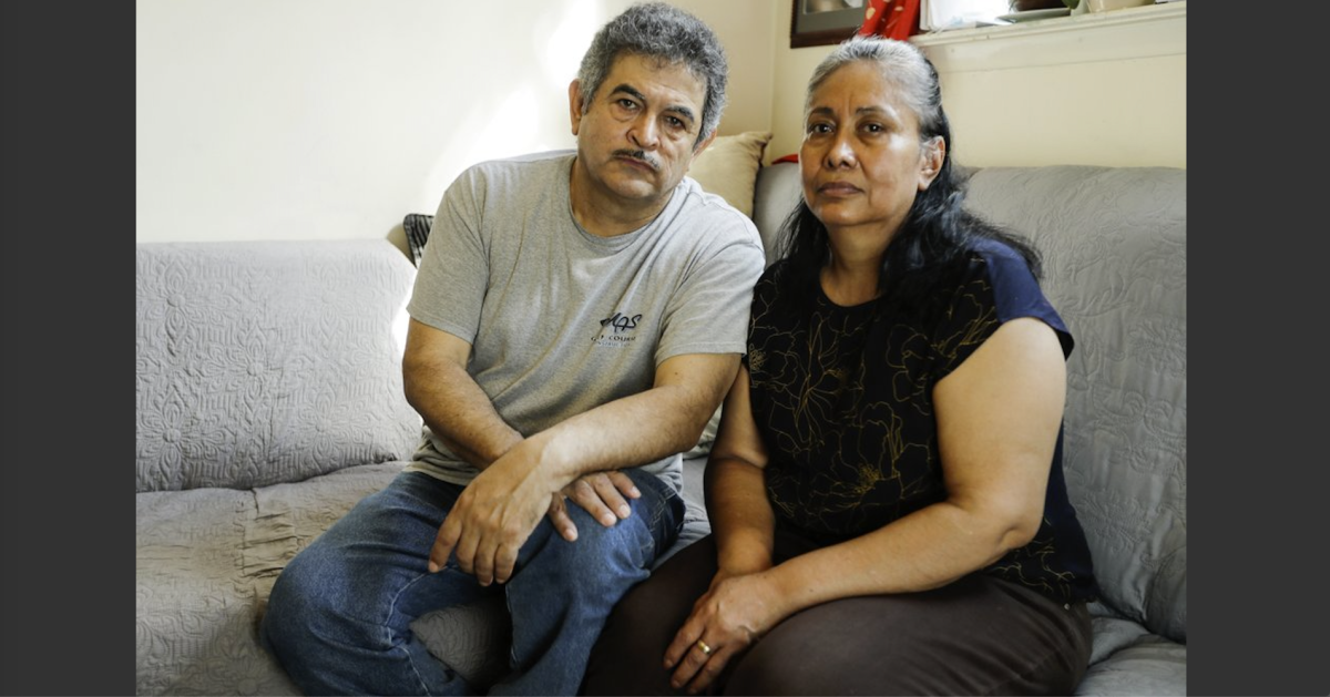 Francisco Flores y su esposa Livia Herrera en Nueva York. Pretende enviar a México el cuerpo de hermano, muerto por Covid-19.