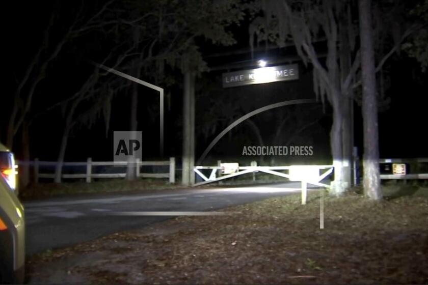 Un vehículo frente a la puerta de Lake Kissimmee en Polk County, Florida, el 6 de mayo del 2025. (WFTV via AP)