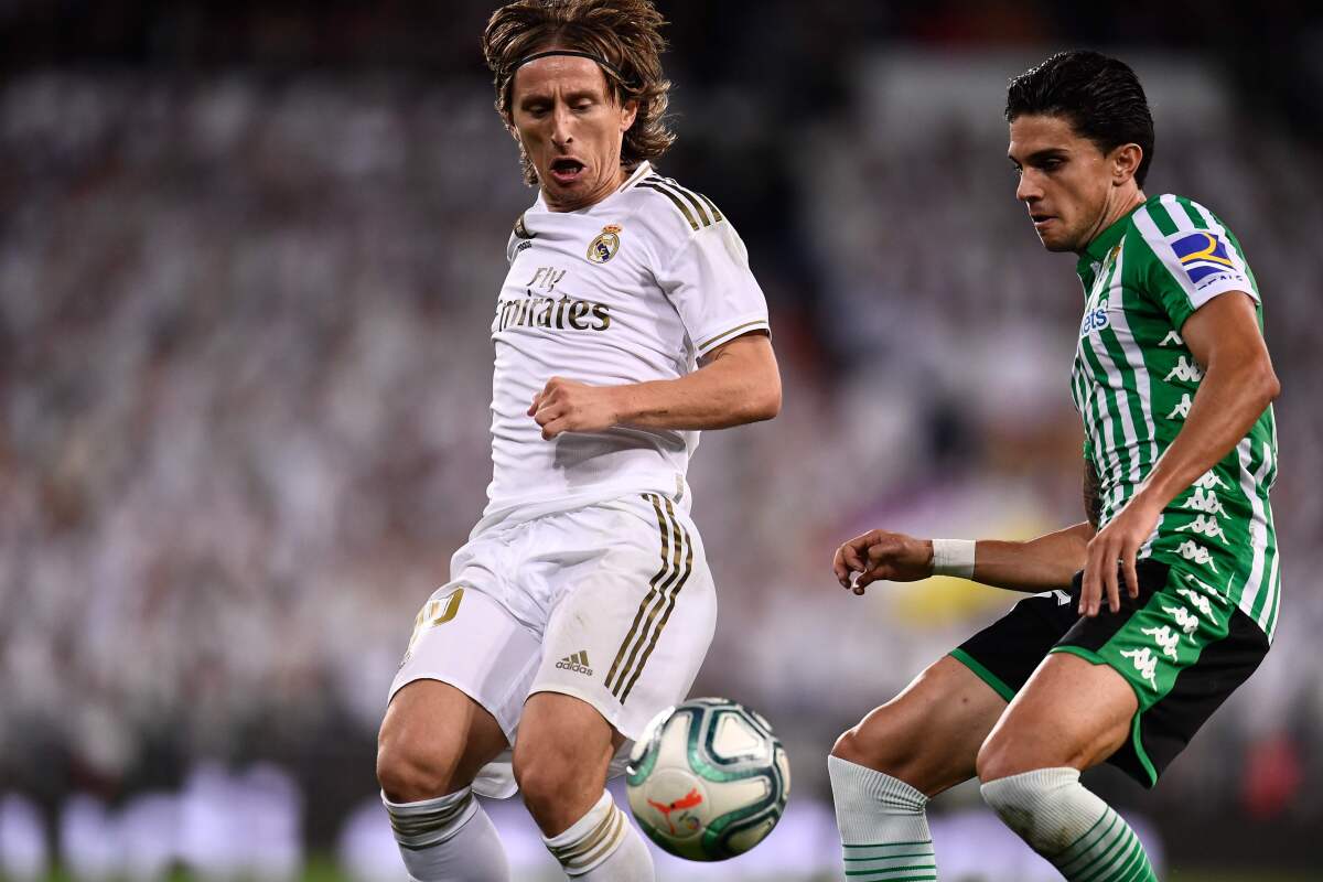 Real Madrid's Croatian midfielder Luka Modric (L) vies with Real Betis' Spanish defender Marc Bartra during the Spanish League football match between Real Madrid CF and Real Betis at the Santiago Bernabeu stadium in Madrid, on November 2, 2019. (Photo by OSCAR DEL POZO / AFP) (Photo by OSCAR DEL POZO/AFP via Getty Images) ** OUTS - ELSENT, FPG, CM - OUTS * NM, PH, VA if sourced by CT, LA or MoD **