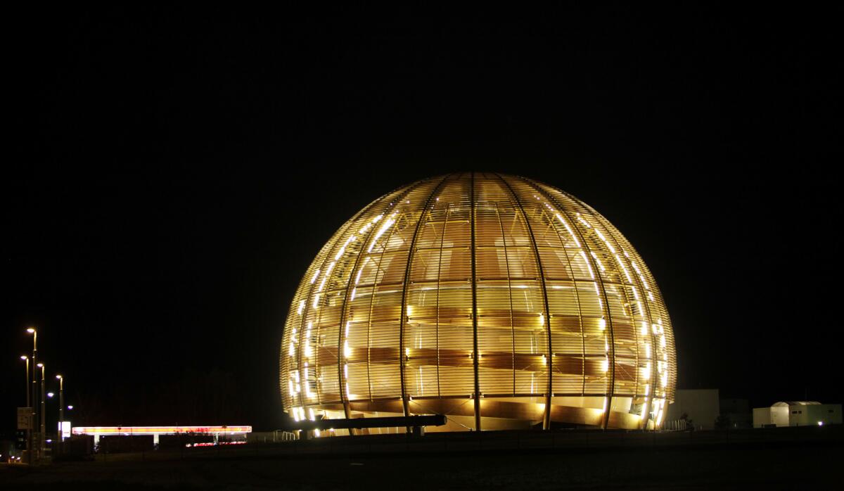 El globo de la Organización Europea para la Investigación Nuclear iluminado de noche el 30 de marzo del 2010 en Ginebra