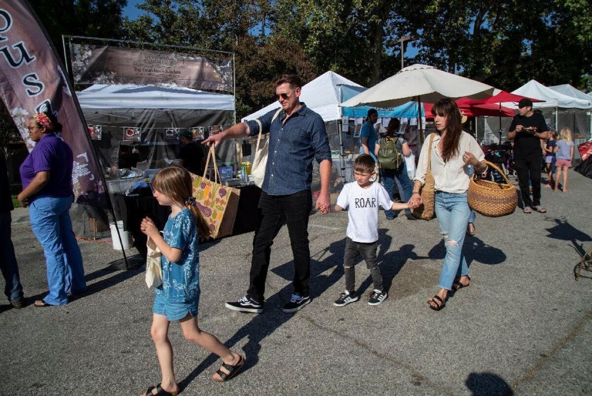 La familia Watts se dirige a casa después de un viaje de compras por la mañana al Farmers Market.