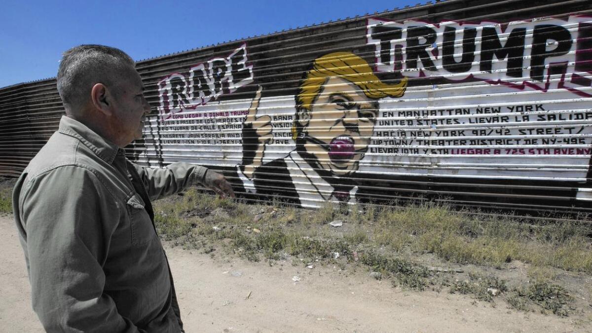 “Vemos que muchos visitantes vienen aquí”, afirma Rafael Serrato, un mecánico cuyo hogar está ubicado frente a un mural de oposición a Donald Trump, en Tijuana. “Hasta he visto autobuses llenos de turistas japoneses y chinos”, relató.