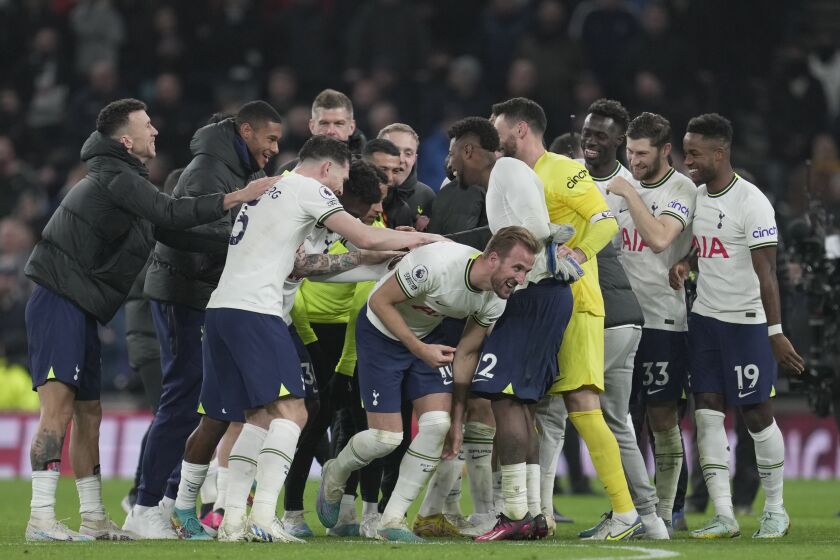 Los jugadores del Tottenham festejan con su goleador Harry Kane tras la victoria sobre el Manchester City, el domingo 5 de febrero de 2023 (AP Foto/Kin Cheung)