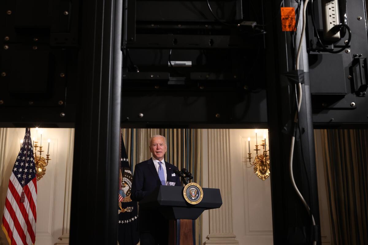 El Presidente de los Estados Unidos Joe Biden habla antes de llevar a cabo una virtual ceremonia de juramento