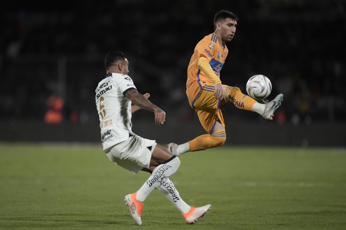 El jugador de Tigres Fernando Gorriaran, a la derecha, controla el balón frente al brasileño Nathan Silva