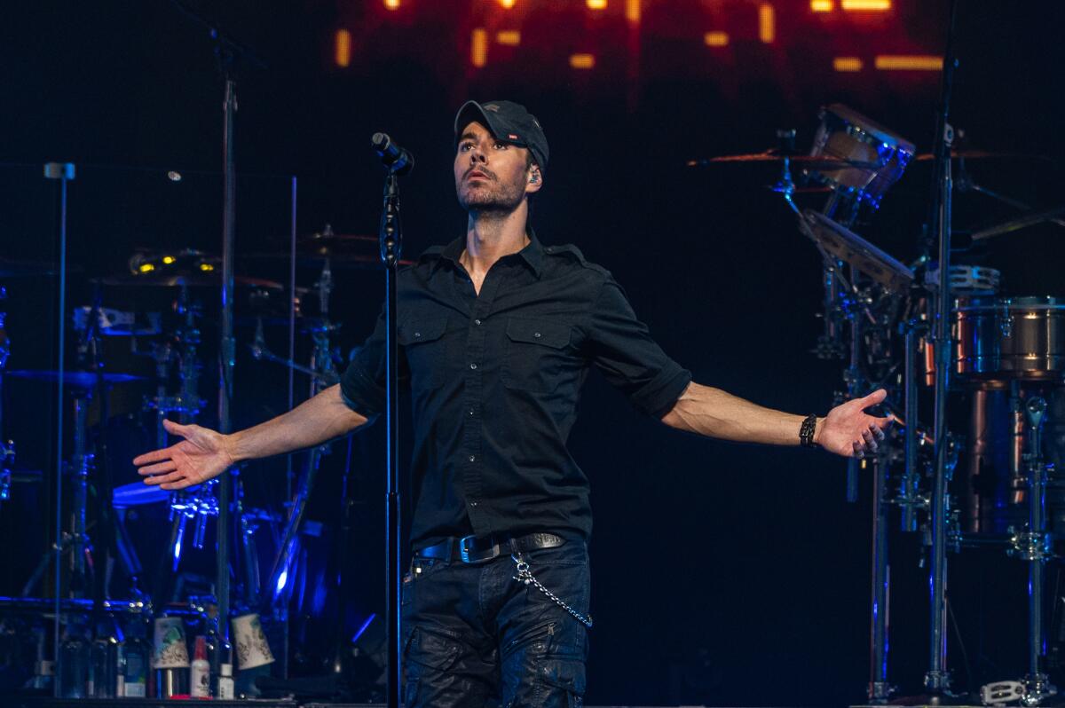 Enrique Iglesias celebra la bachata en el sencillo "Así es la vida" junto a Maria Becerra