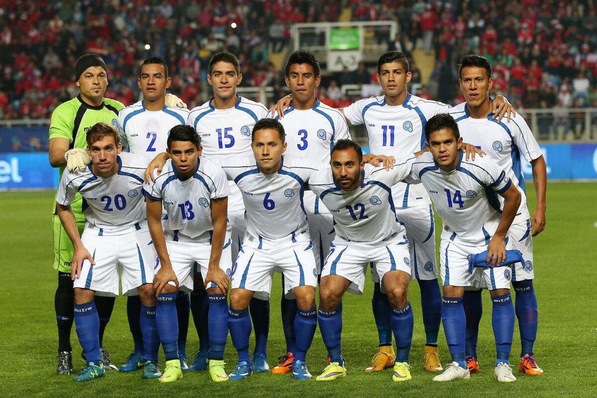 Los jugadores de la selección de El Salvador forman antes del juego amistoso ante Chile hoy, viernes 5 de junio de 2015, en el Estadio El Teniente de Rancagua, 100 kilómetros al sur de Santiago de Chile.