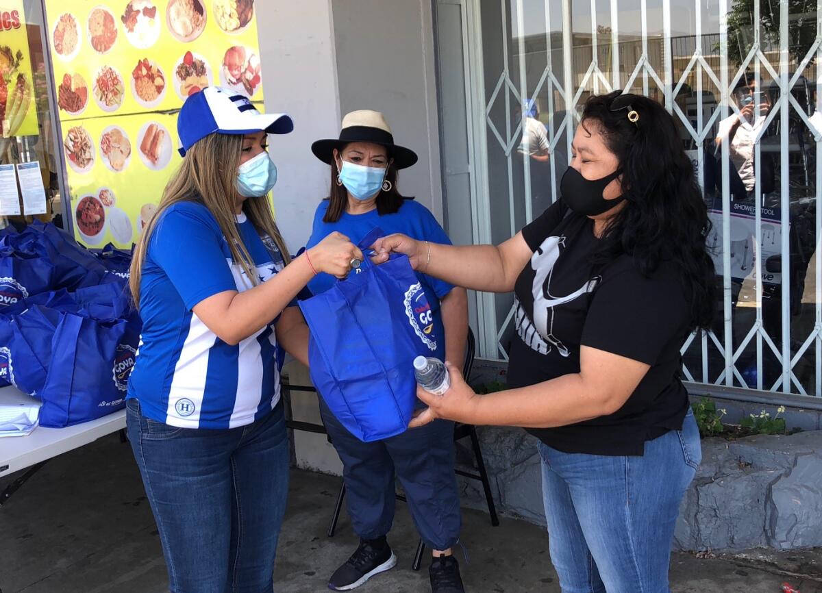 En esta imagen, la cónsul María Fernanda Rivera entrega una ración de comida en el vecindario de North Hollywood.