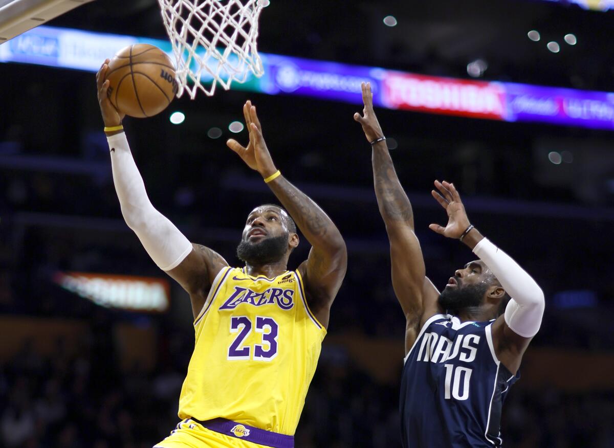Yükselen Lakers, Mavericks'i yenerek 0,500'e geri döndü