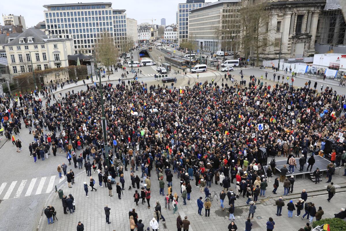 Manifestantes se congregan para escuchar discursos durante una marcha antisemita en Bruselas, 