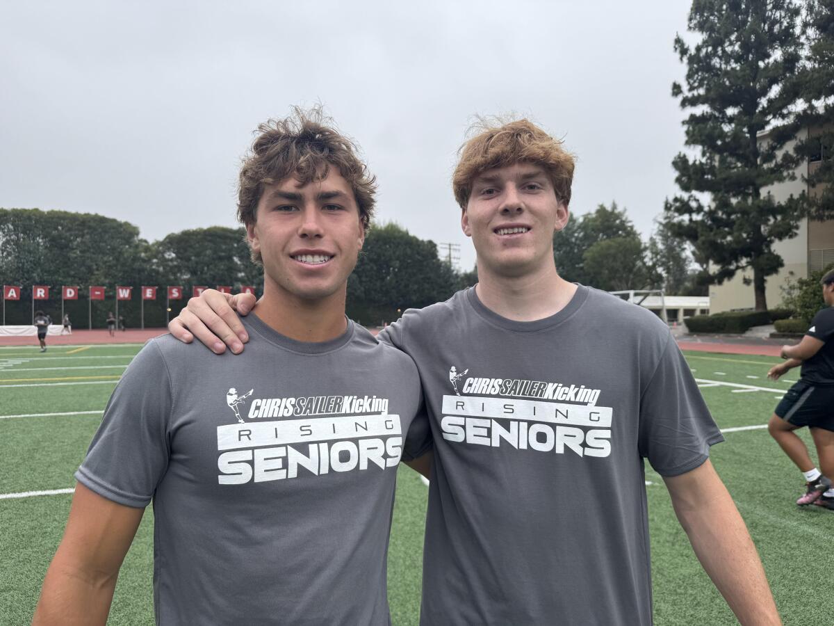 El pateador de Mira Costa, Nico Talbott (izquierda) y el jugador Jackson Shevin.