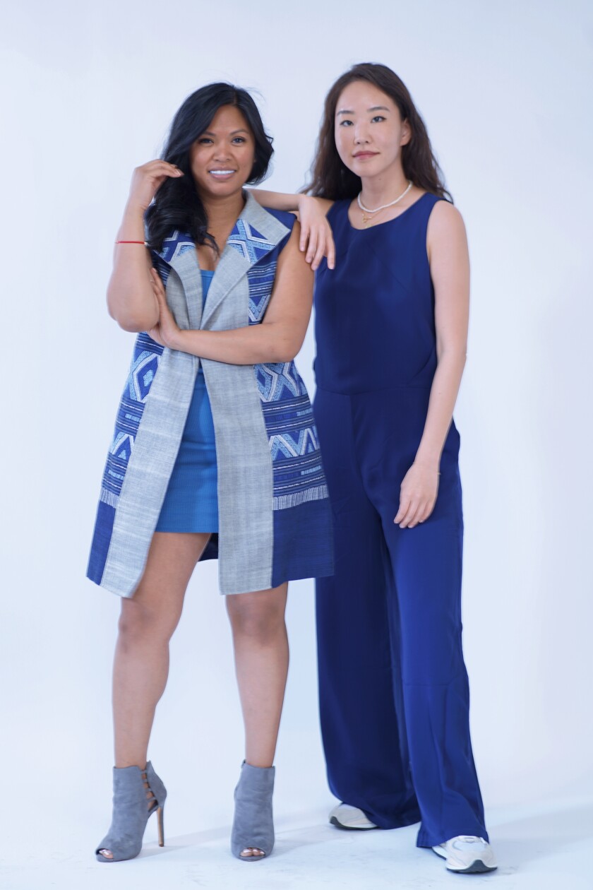 नीले रंग के कपड़े पहने दो महिलाओं की एक चित्र-शैली की तस्वीर।