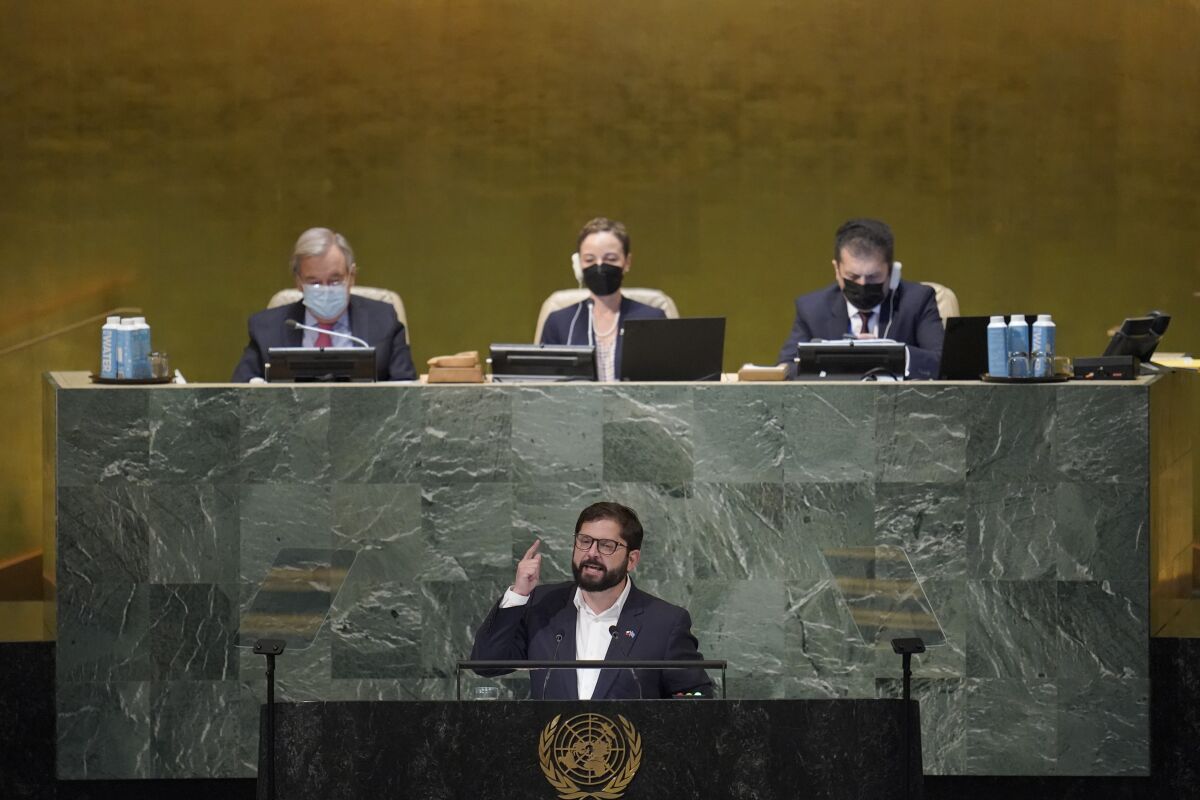 El presidente chileno Gabriel Boric pronuncia un discurso durante la 77ma sesión de la Asamblea General en la sede de las Naciones Unidas, el martes 20 de septiembre de 2022. (AP Foto/Mary Altaffer)