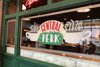 Un avista de la fachada de la cafetería de Friends Central Perk.