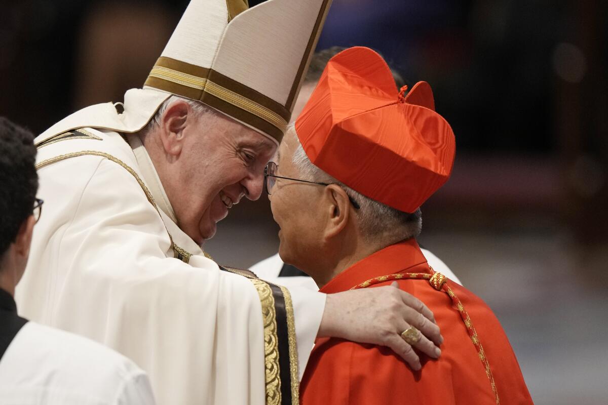 El nuevo cardenal Lazzaro You Heung-Sik recibe la biretta de parte del papa Francisco