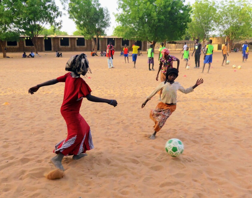 Des enfants jouent à la Refugees United Soccer Academy dans l'est du Tchad en 2015.