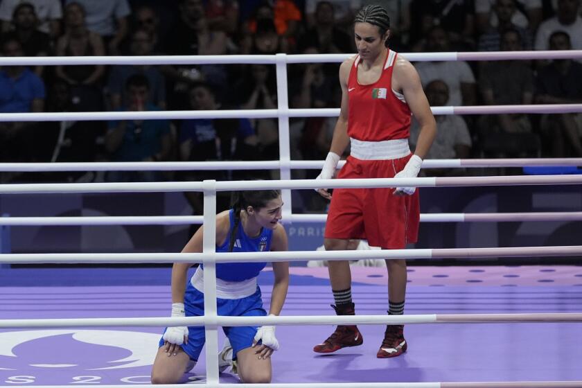 La argelina Imane Khelif, a la derecha, derrota a la italiana Angela Carini en su combate de peso welter femenino del torneo olímpico de boxeo, el jueves 1 de agosto de 2024, en Villepinte, Francia. (AP Foto/John Locher)