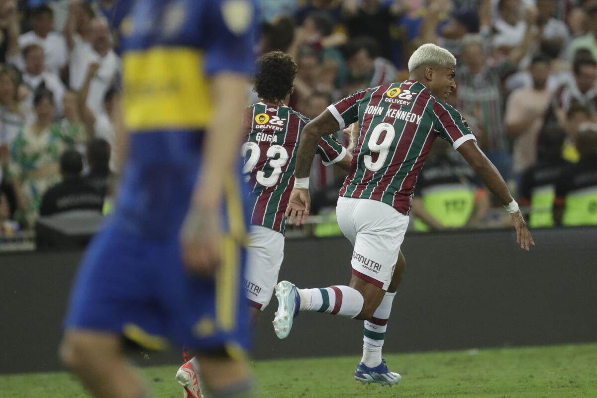 John Kennedy, del Fluminense de Brasil, festeja tras anotar en la prórroga de la final de la Copa Libertadores