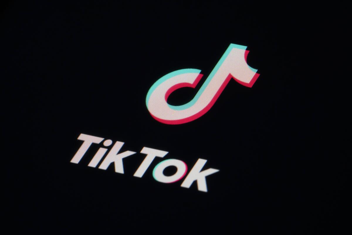 El ícono de la app para compartir videos TikTok en la pantalla de un smartphone, 