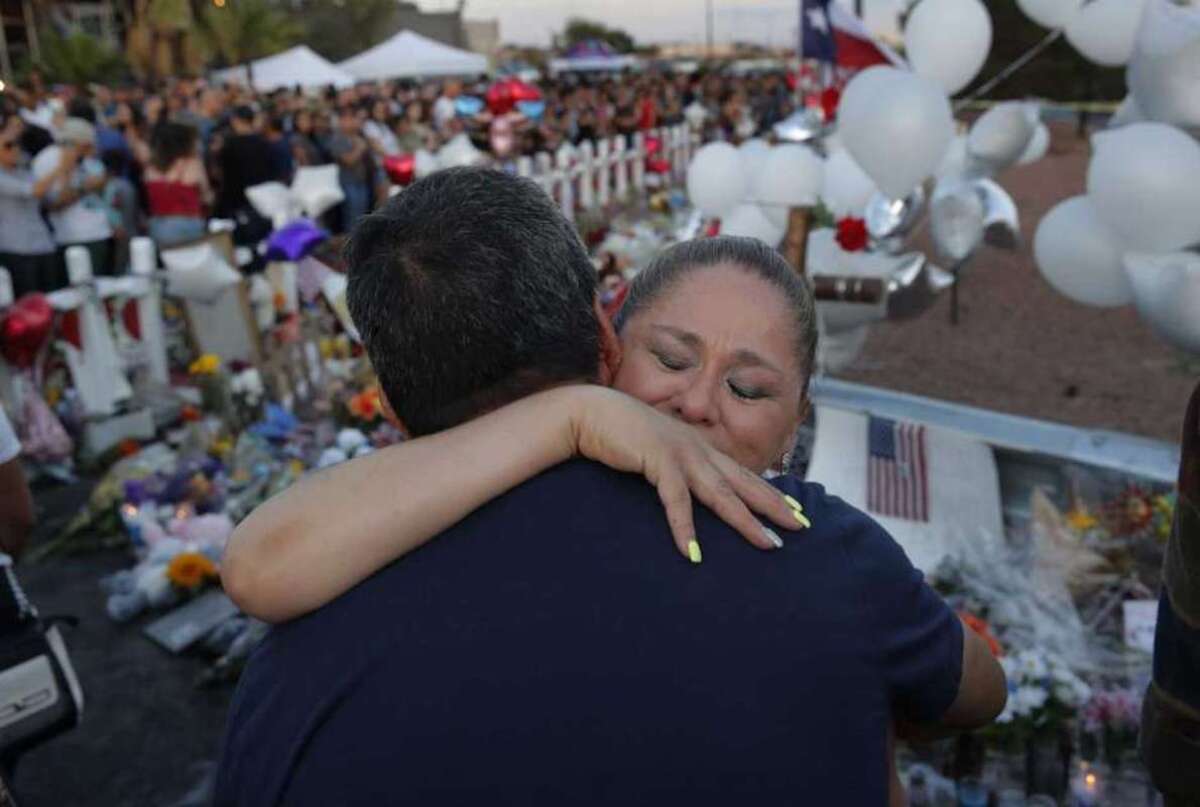 Mariana Cordero abraza a Gilbert Reza durante un acto de homenaje a las víctimas de una matanza en una tienda de El Paso, Texas.