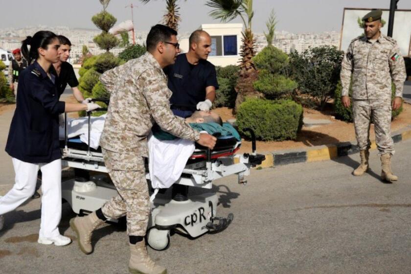 Paramédicos llevan a uno de los heridos a una ambulancia para ser atendido, tras el ataque en Jerash, uno de los principales destinos turísticos de Jordania. (Reuters)