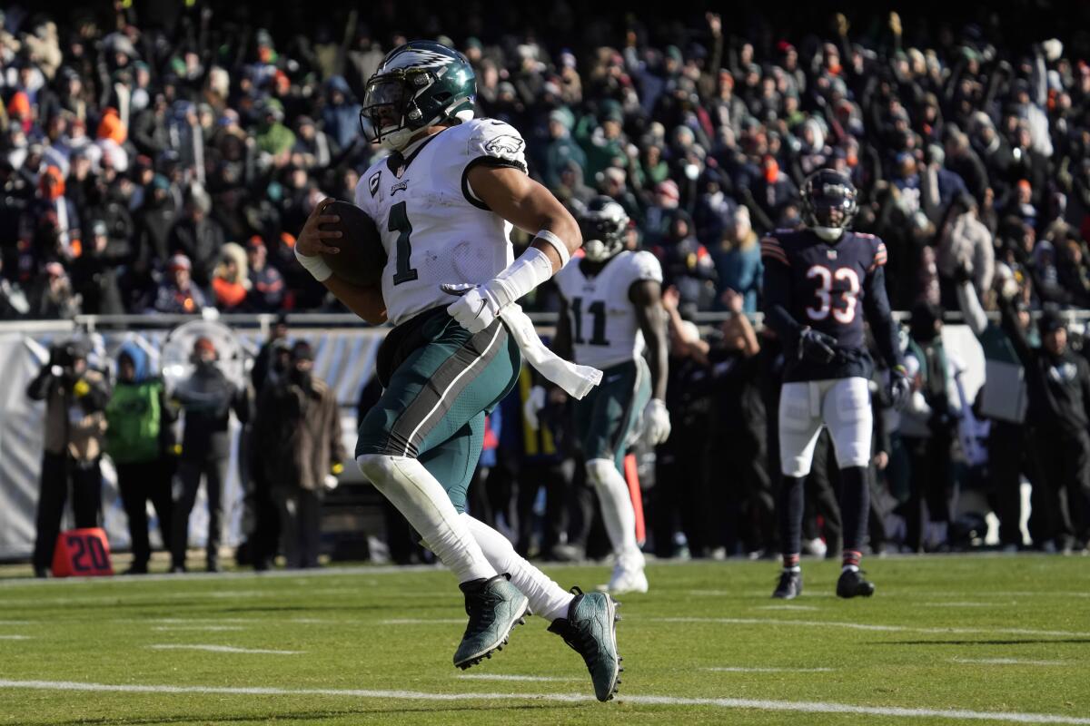 Hurts runs for 3 TDs as Eagles squeeze by Bears 25-20 - The San Diego  Union-Tribune