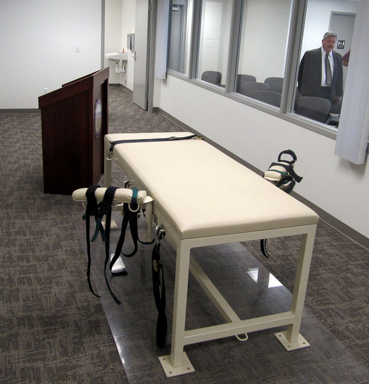 A bed with restraints in an execution chanber