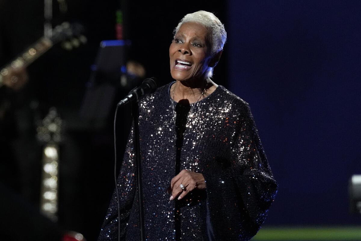 Dionne Warwick durante su presentación en la gala MusiCares Person of the Year en