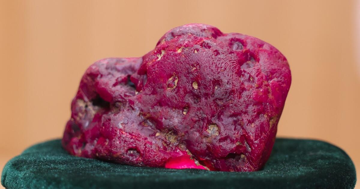 Un rubis massif de 11 000 carats a été découvert dans le paysage calcaire déchiré par la guerre du Myanmar.