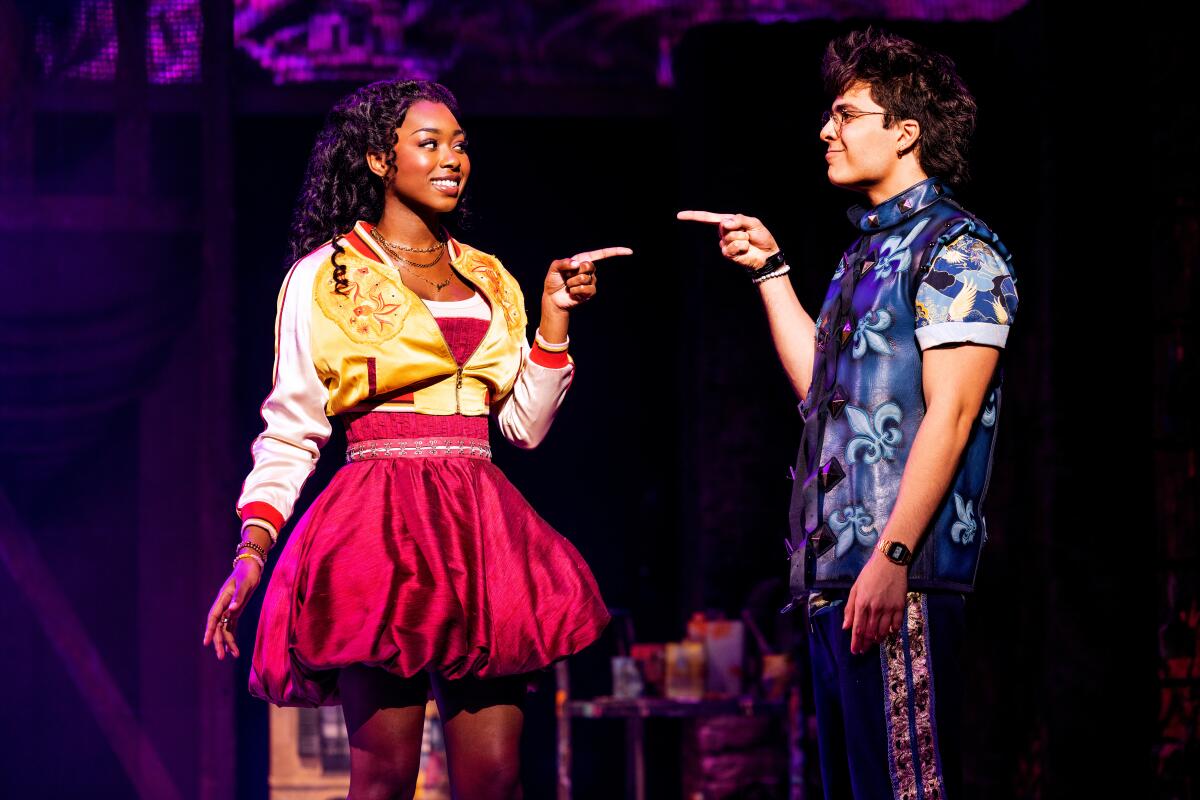 Rachel Simone Webb and Mateus Leite Cardoso point at each other on stage.