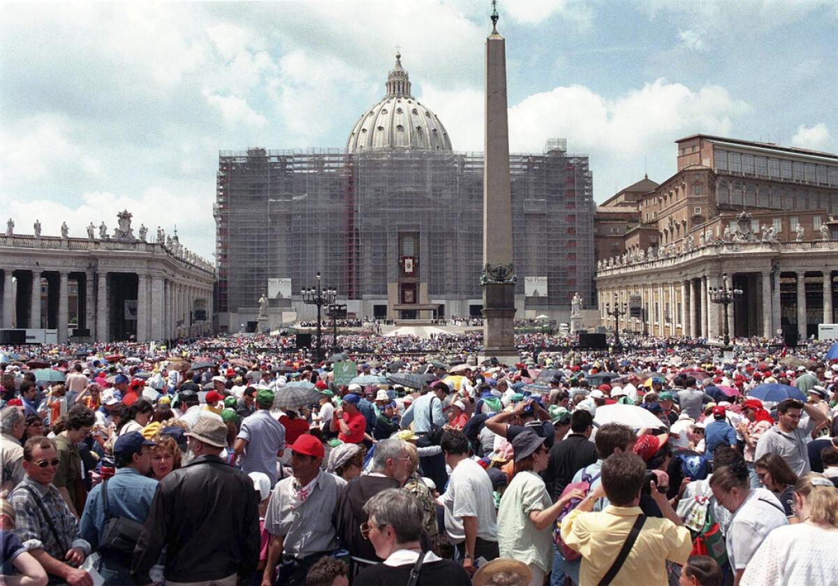 En esta imagen de archivo, peregrinos llenan la plaza de San Pedro