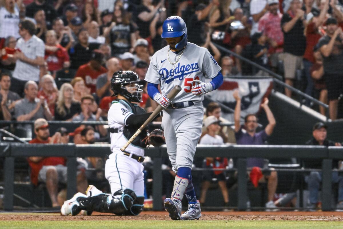 Dodgers'ın yıldızı Mookie Betts, Çarşamba günü NLDS'nin 3. maçının sekizinci vuruşunu yaptıktan sonra yedek kulübesine geri dönüyor.