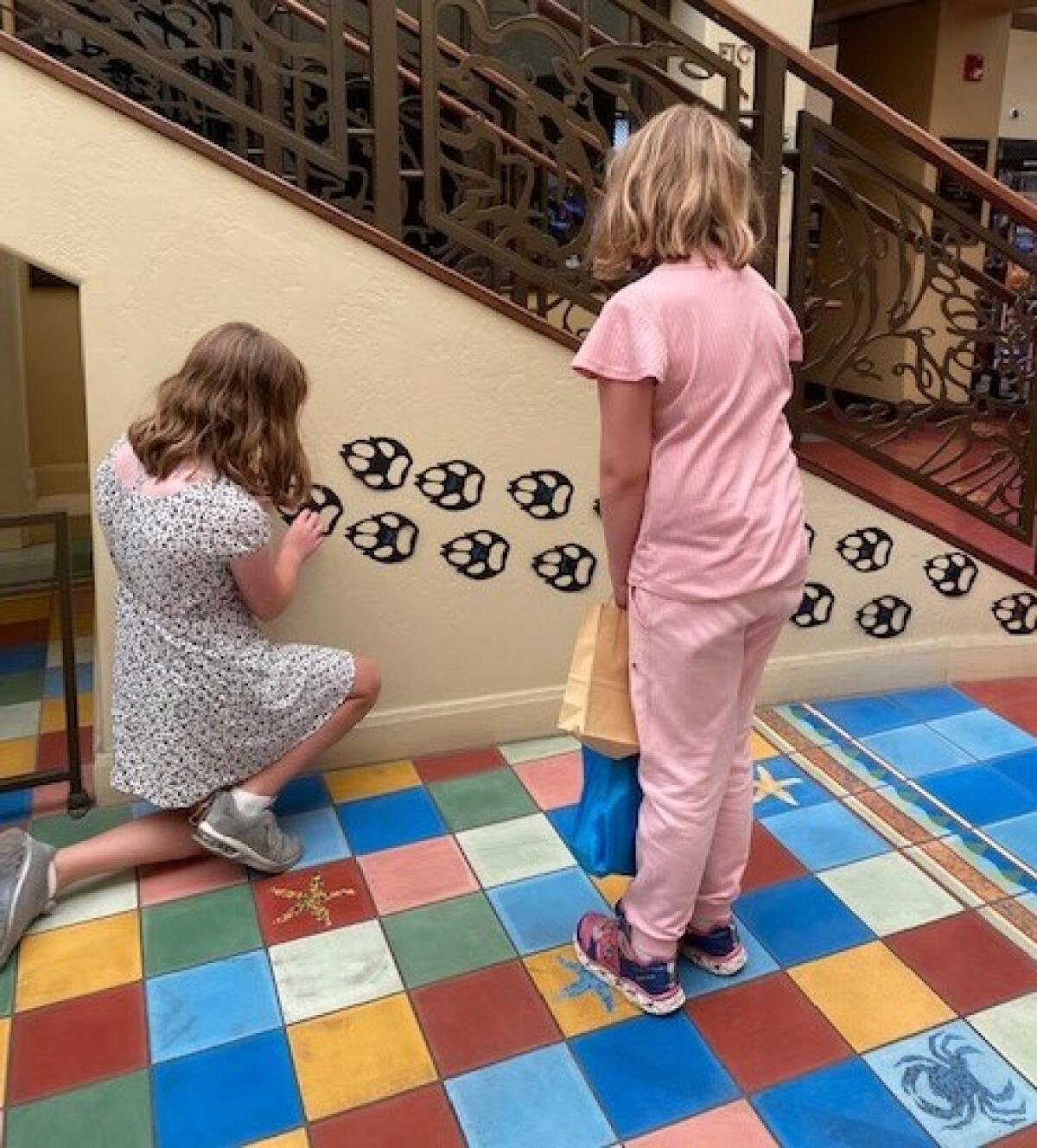 Young readers get their paw prints at the La Jolla/Riford Library to mark their completion of the Summer Reading Program.