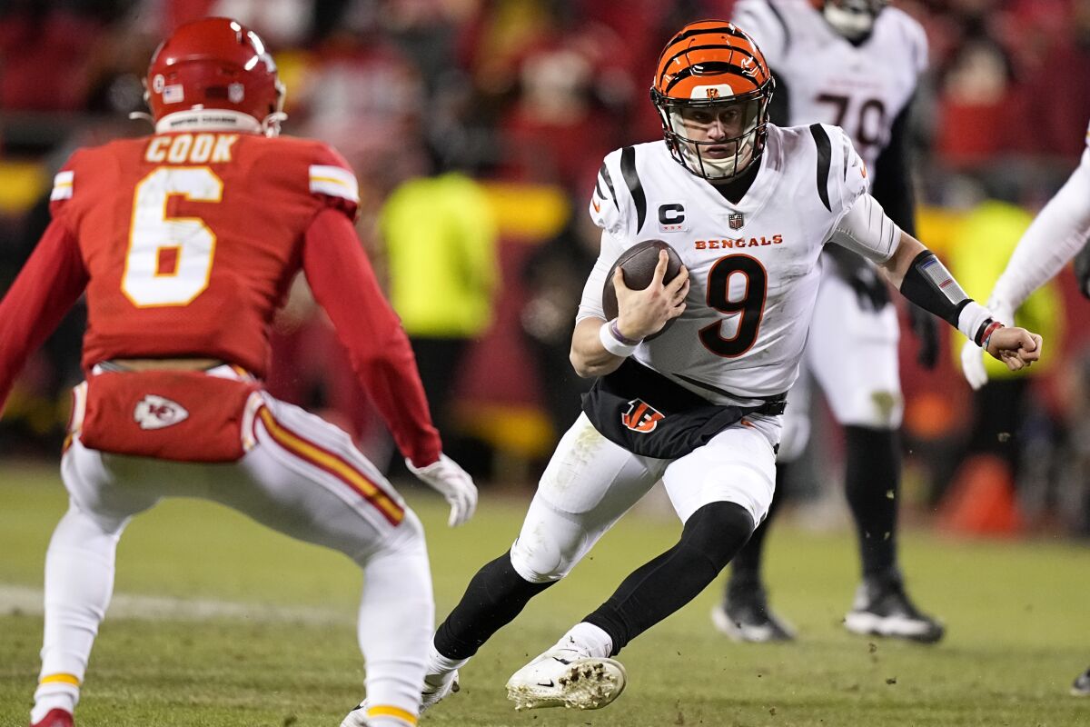 Cincinnati Bengals oyun kurucusu Joe Burrow, ikinci yarıda Kansas City Chiefs'e karşı topu taşıyor.