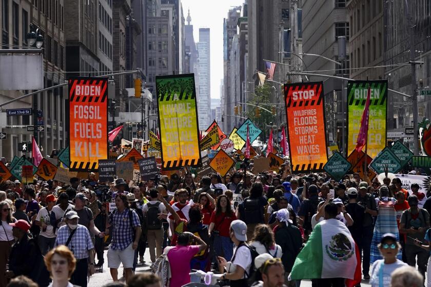 Activistas contra el cambio climático protestan en Madison Ave por las políticas energéticas y el uso de combustibles fósiles, en Nueva York, el domingo 17 de septiembre de 2023. (AP Foto/Bryan Woolston)