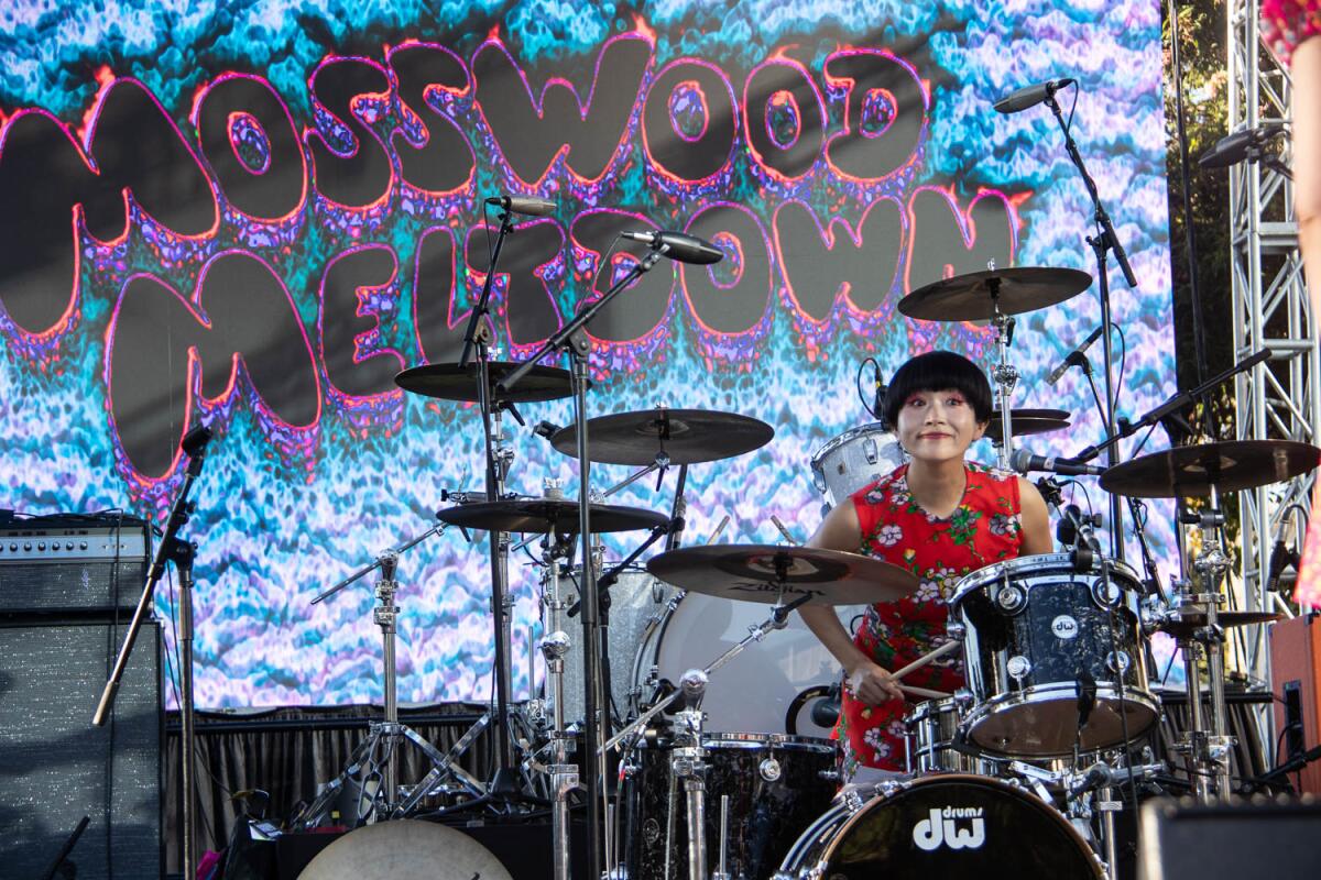 Emi, baterista do Otoboke Beaver "Leão" Morimoto.