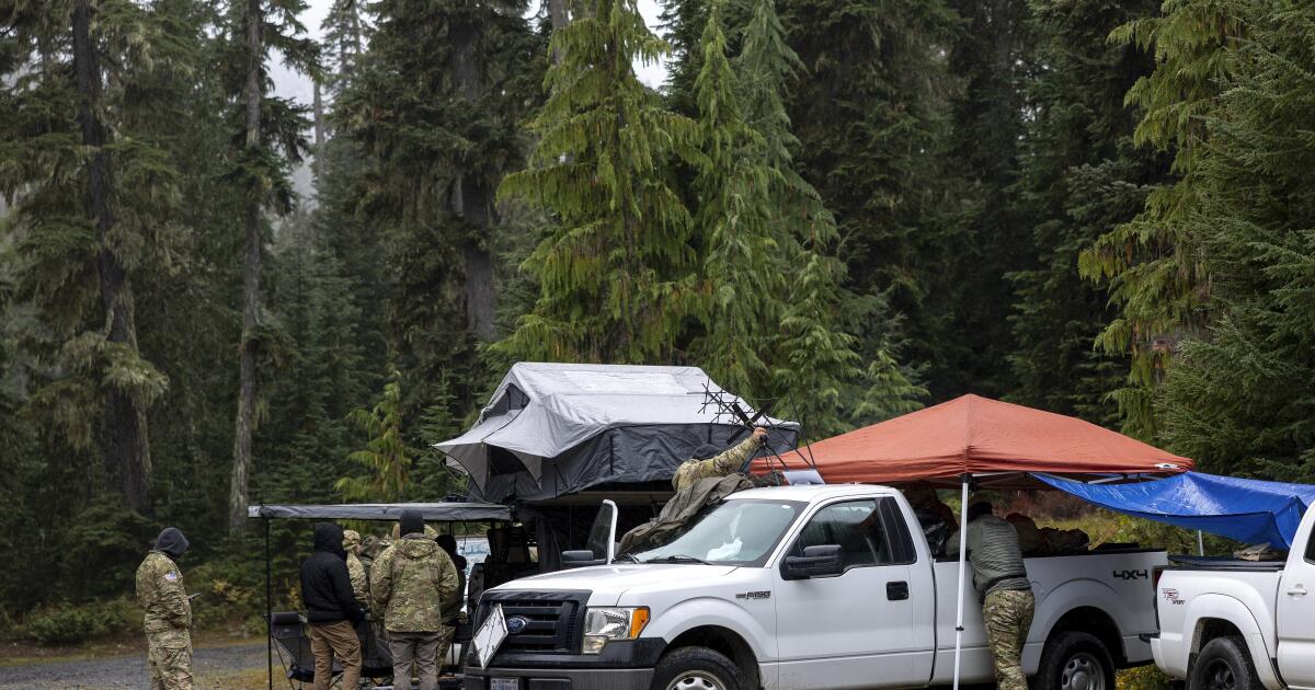 La Marina identificó a los dos aviadores muertos en el accidente cerca del Monte Rainier como residentes de California.