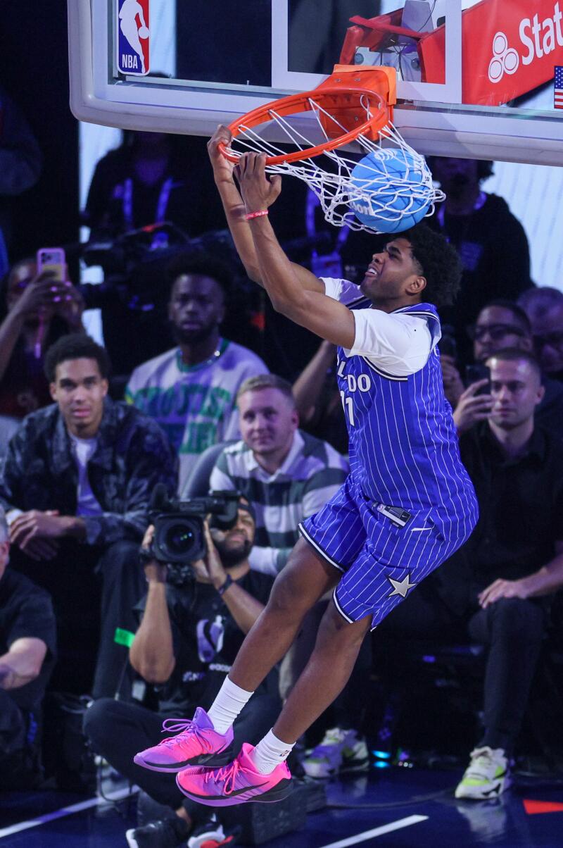 Magic guard Jase Richardson, Cumartesi günü Intuit Dome'da düzenlenen NBA All-Star smaç yarışmasında ters smaç atıyor.