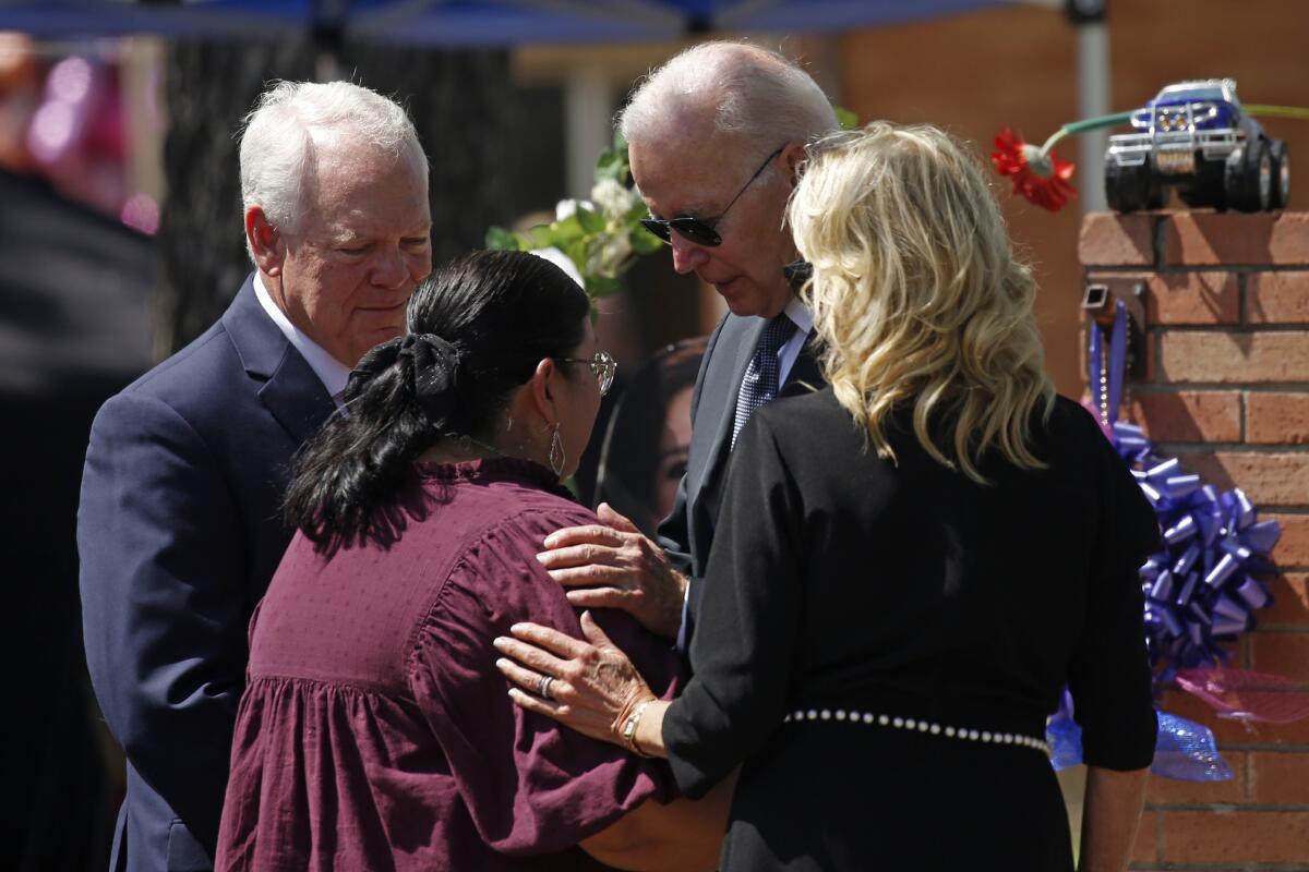 ARCHIVO - El presidente Joe Biden y la primera dama Jill Biden consuelan a la directora Mandy Gutierrez 